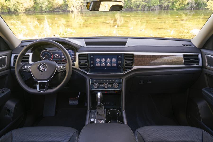 Торпедо Volkswagen Atlas V6 4Motion 2017 года  (фото 10 из 52)